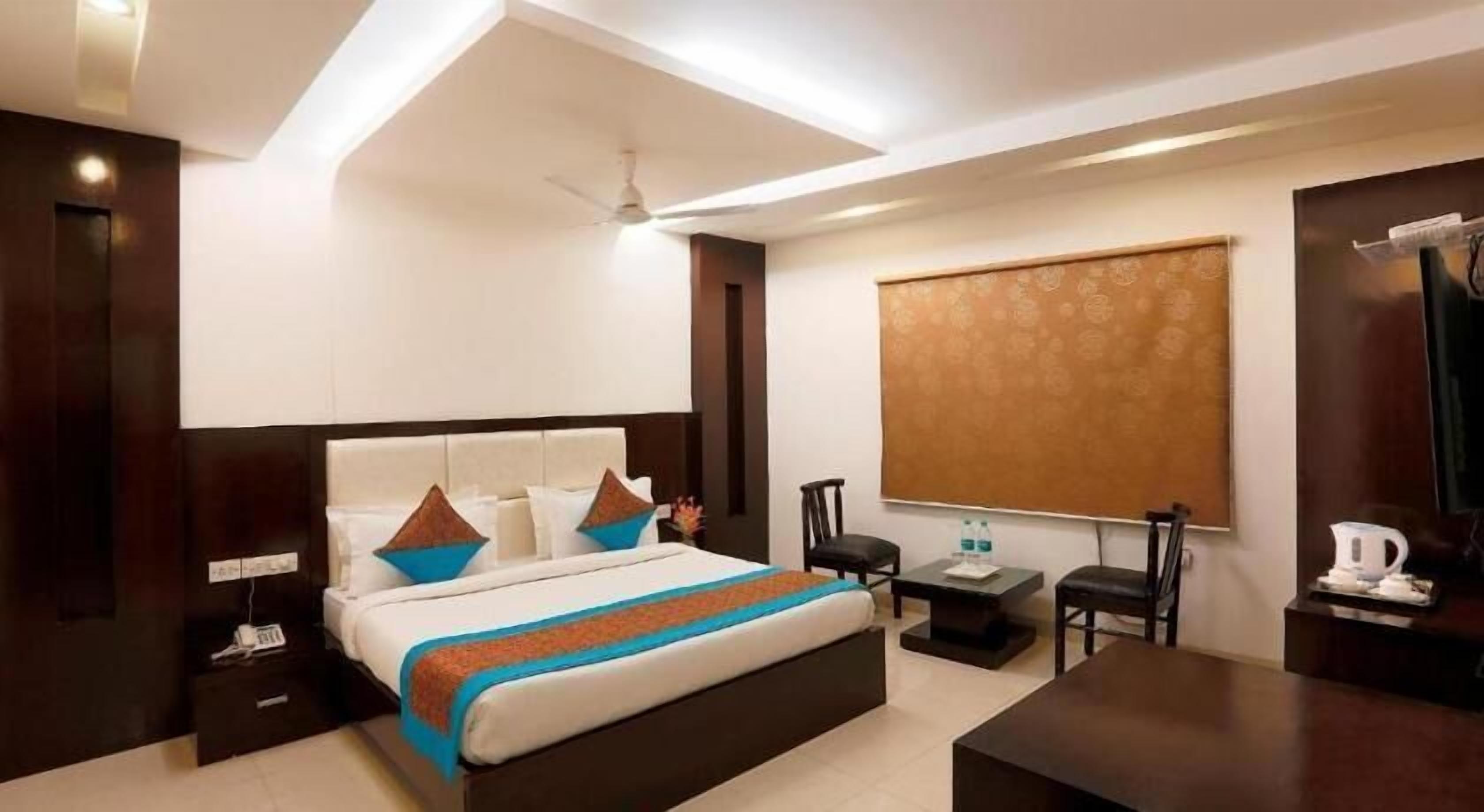 Family Triple Room | Desk, iron/ironing board, free WiFi