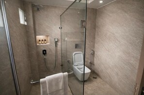 Shower, free toiletries, hair dryer, slippers - Hotel Flight Path Near IGI Airport (New Delhi)