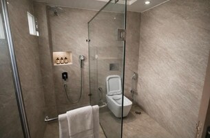 Een douche, gratis toiletartikelen, een haardroger, pantoffels