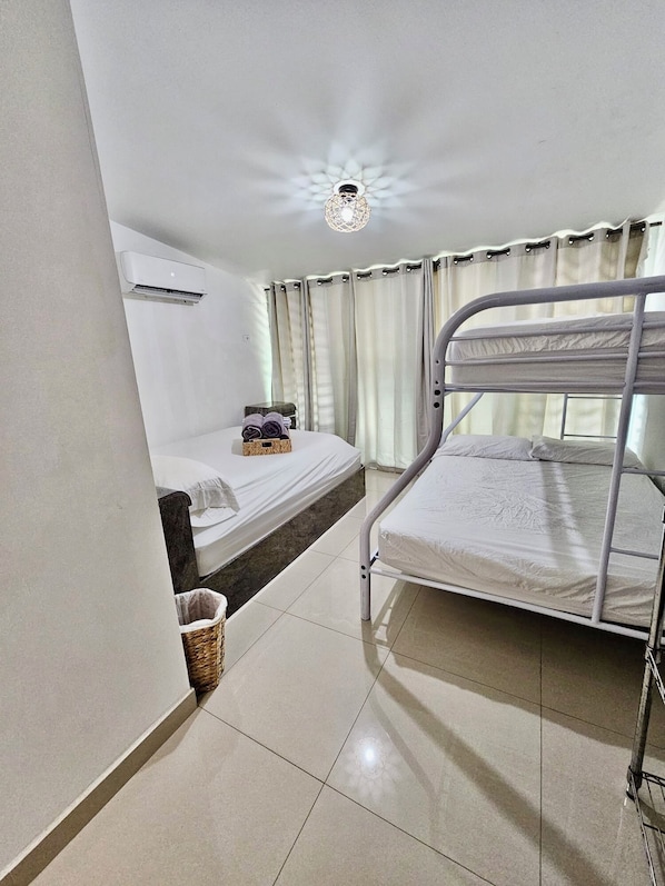 Bedrrom 2 queen bed and bedbunks