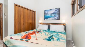 Iron/ironing board, travel crib, WiFi, bed sheets