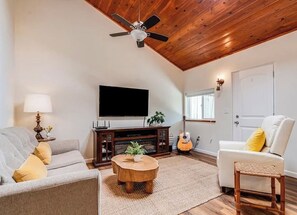 Smart TV - Sky Blue 2Bdrm Guest House | Country Escape | Minutes to Beaches & Wineries (Arroyo Grande)