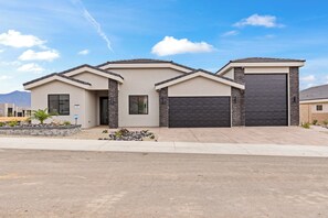 Exterior - Horizon Luxe Escape | 4BR Home w/ Soaking Tub (Mesquite)