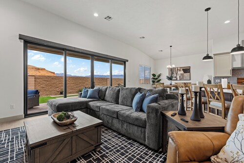 Horizon Luxe Escape | 4BR Home w/ Soaking Tub