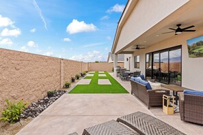Outdoor dining - Horizon Luxe Escape | 4BR Home w/ Soaking Tub (Mesquite)