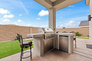 Outdoor dining - Horizon Luxe Escape | 4BR Home w/ Soaking Tub (Mesquite)