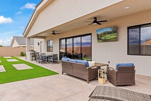 Outdoor dining - Horizon Luxe Escape | 4BR Home w/ Soaking Tub (Mesquite)