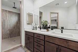 Shower, towels - Horizon Luxe Escape | 4BR Home w/ Soaking Tub (Mesquite)
