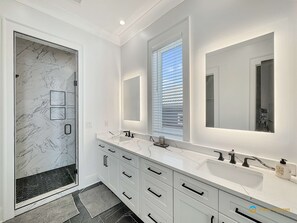 Shower, hair dryer, towels, shampoo - Waterfront Luxury Home for 12 | Pool | Fireplace (Gulf Shores)