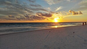 Beach nearby - 1002 Calm Sands New Property Chateau La Mer II (Destin)