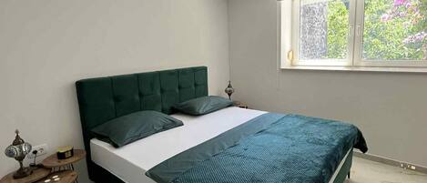 Een strijkplank/strijkijzer, wifi, beddengoed