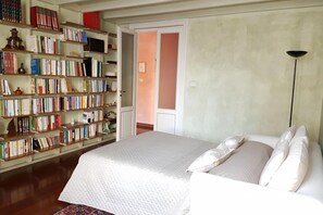 2 camere, una scrivania, ferro/asse da stiro, culla da viaggio