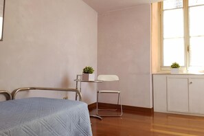 Una scrivania, ferro/asse da stiro, culla da viaggio, Wi-Fi gratuito