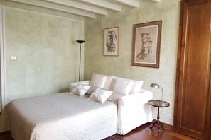 2 camere, una scrivania, ferro/asse da stiro, culla da viaggio