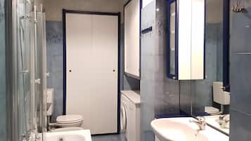 Haartrockner, Bidet, Handtücher, Seife