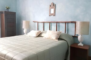 2 camere, una scrivania, ferro/asse da stiro, culla da viaggio