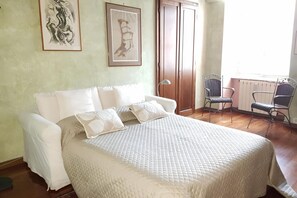 2 dormitorios, escritorio, tabla de planchar con plancha y cuna de viaje