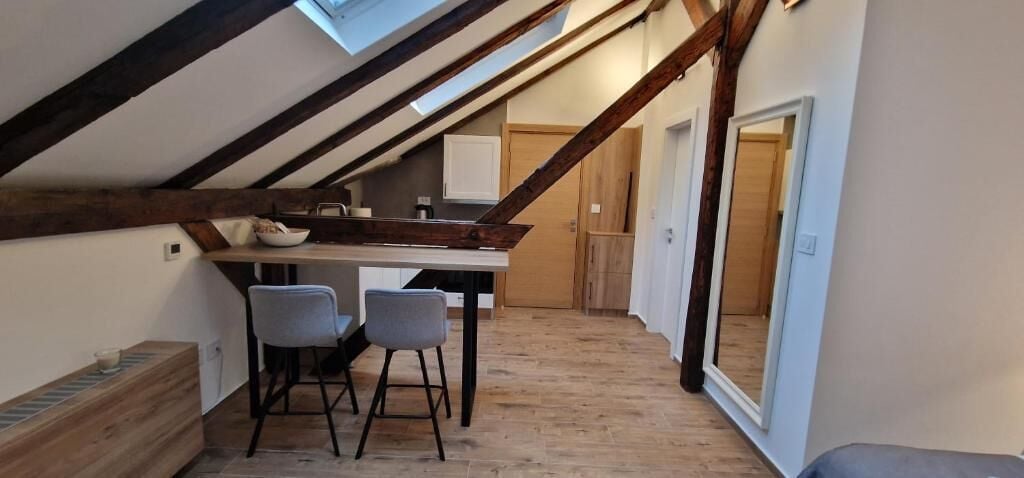 Suite monolocale Deluxe, non fumatori, bagno privato | Una cassaforte in camera, una scrivania, ferro/asse da stiro