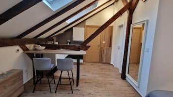 Suite monolocale Deluxe, non fumatori, bagno privato | Una cassaforte in camera, una scrivania, ferro/asse da stiro