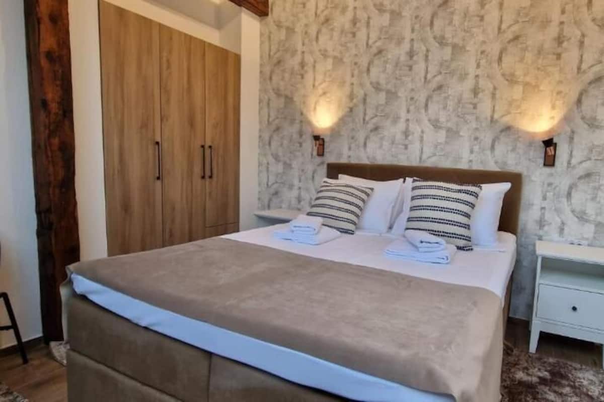 Deluxe Studio Suite, Non Smoking, Private Bathroom | In-room safe, desk, iron/ironing board, free WiFi