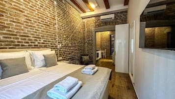 Suite monolocale Deluxe, non fumatori, bagno privato | Una cassaforte in camera, una scrivania, ferro/asse da stiro