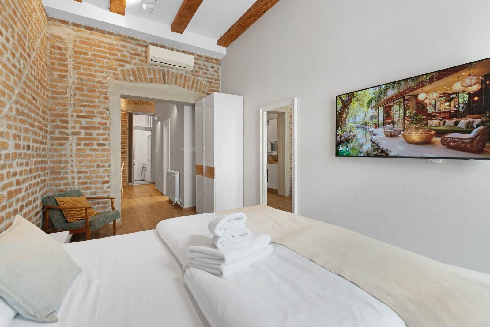 Deluxe Studio Suite, Non Smoking, Private Bathroom | In-room safe, desk, iron/ironing board, free WiFi