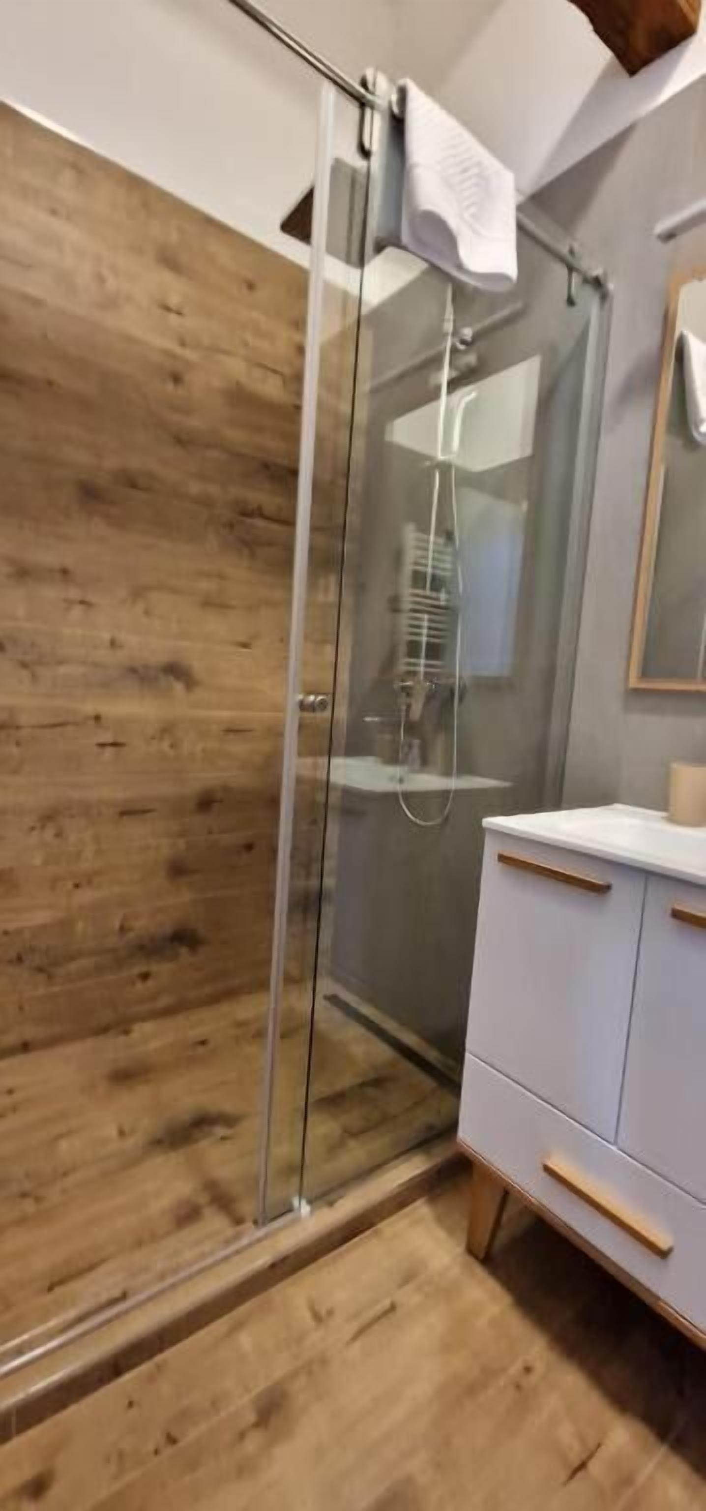 Chuveiro, secador de cabelo, chinelos, toalhas de banho