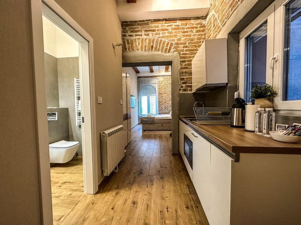 Suite monolocale Deluxe, non fumatori, bagno privato | Una cassaforte in camera, una scrivania, ferro/asse da stiro