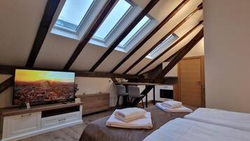 Suite monolocale Deluxe, non fumatori, bagno privato | Una cassaforte in camera, una scrivania, ferro/asse da stiro