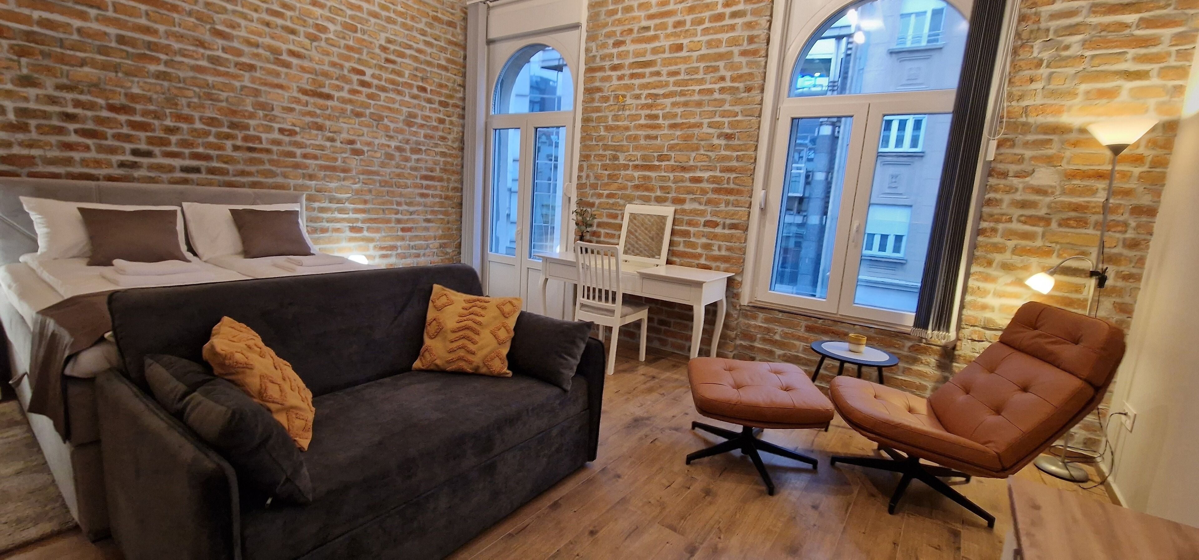 Deluxe Studio Suite, Non Smoking, Private Bathroom | In-room safe, desk, iron/ironing board, free WiFi