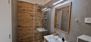 ห้องดีลักซ์สตูดิโอสวีท, ปลอดบุหรี่, ห้องน้ำส่วนตัว | ห้องน้ำ | ฝักบัว, ไดร์เป่าผม, รองเท้าสวมภายในห้อง, ผ้าเช็ดตัว