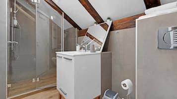 Suite Studio Deluxe, non-fumeurs, salle de bains privée | Salle de bain | Douche, sèche-cheveux, chaussons, serviettes fournies