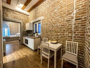 ห้องดีลักซ์สตูดิโอสวีท, ปลอดบุหรี่, ห้องน้ำส่วนตัว | ครัวส่วนตัว | ไมโครเวฟ, เตาอบ, เตาประกอบอาหาร, กาต้มน้ำไฟฟ้า