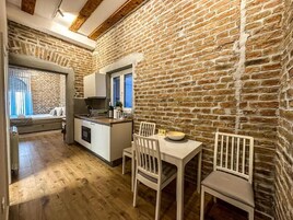 Deluxe Stüdyo Süit, Sigara İçilmez, Özel Banyo | Özel mutfak | Mikrodalga fırın, fırın, set üstü ocak, elektrikli su ısıtıcısı 