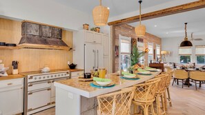 Fridge, microwave, oven, stovetop - **CASA DEL MONO @ MIDTOWN** Stunning Private Home & Pool + LAST KEY SERVICES… (Key West)