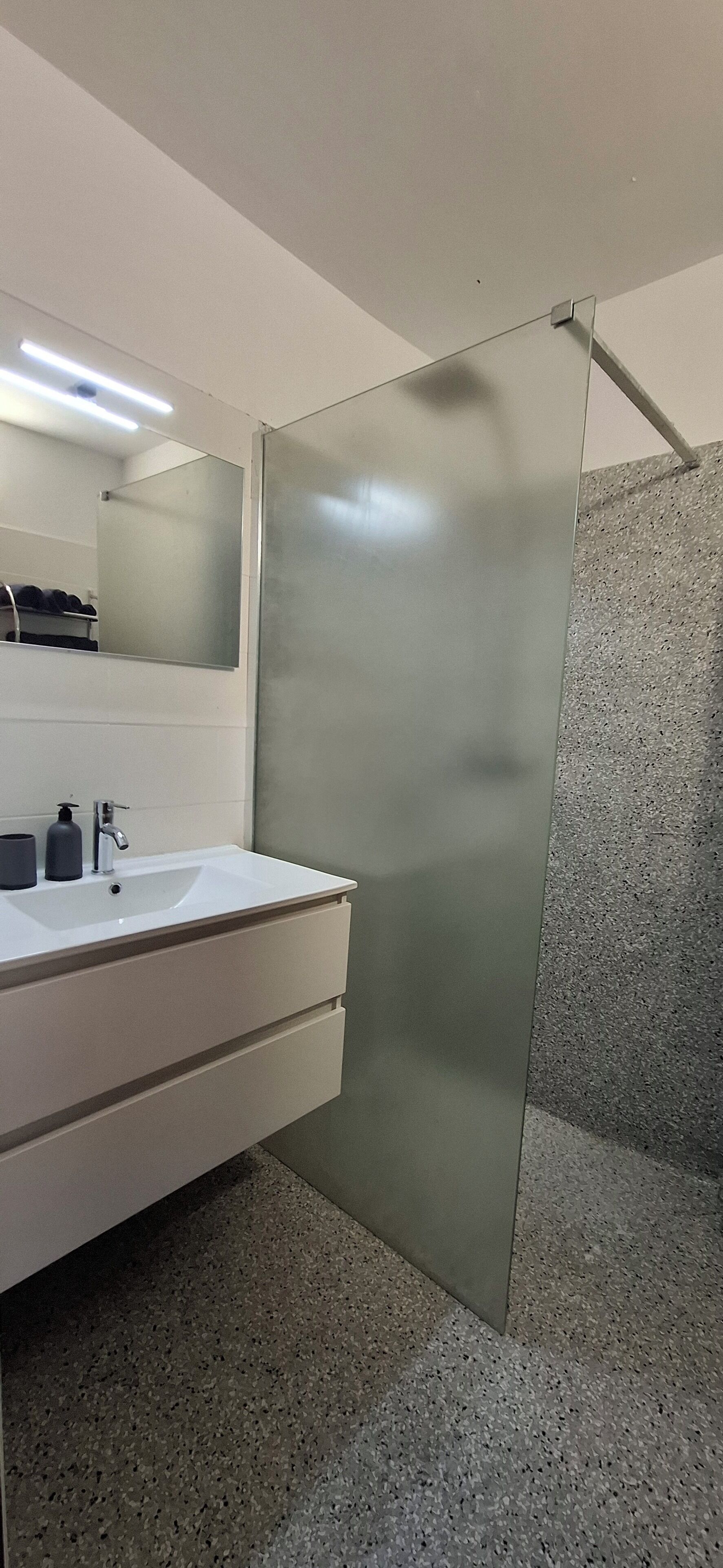 Serviettes fournies, savon, papier toilette