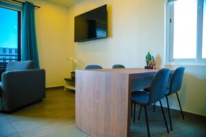 Dining - Luxury 2-Bedroom Apartment; Walk to the Beach! (Oranjestad-West)