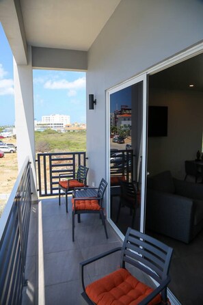 Property grounds - Luxury 2-Bedroom Apartment; Walk to the Beach! (Oranjestad-West)