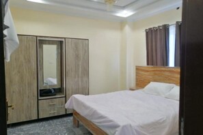 3 slaapkamers, een strijkplank/strijkijzer, wifi, beddengoed