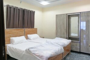 3 bedrooms, iron/ironing board, WiFi, bed sheets - Navid’s Holiday Resort and Hotel, Murree – Spacious Three-Bedroom Apartment (Ghora Gali)