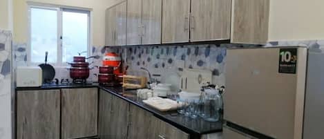 Réfrigérateur, four à micro-ondes, surface de cuisson, lave-vaisselle