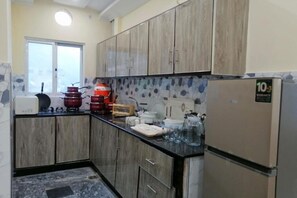 Fridge, microwave, stovetop, dishwasher - Navid’s Holiday Resort and Hotel, Murree – Comfortable Two-Bedroom Apartment (Ghora Gali)