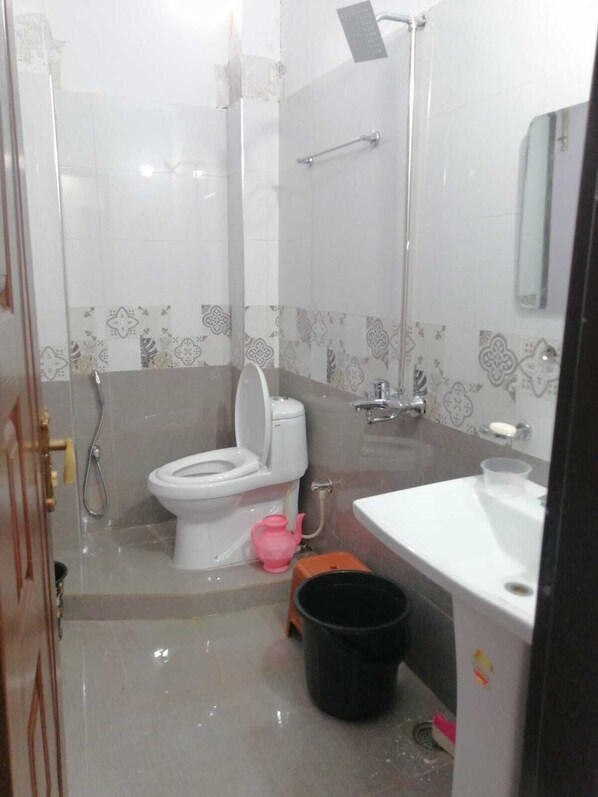 Shower, bidet, towels, toilet paper - Navid’s Holiday Resort and Hotel, Murree – Comfortable Two-Bedroom Apartment (Ghora Gali)