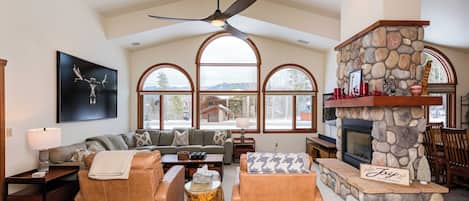 Smart-TV, Kamin, DVD-Player, Stereoanlage