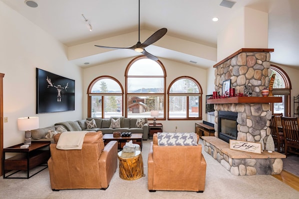 Smart TV, fireplace, DVD player, stereo - Ideal 3 bedroom private home, spacious, lots of beds and amenities (Winter Park)
