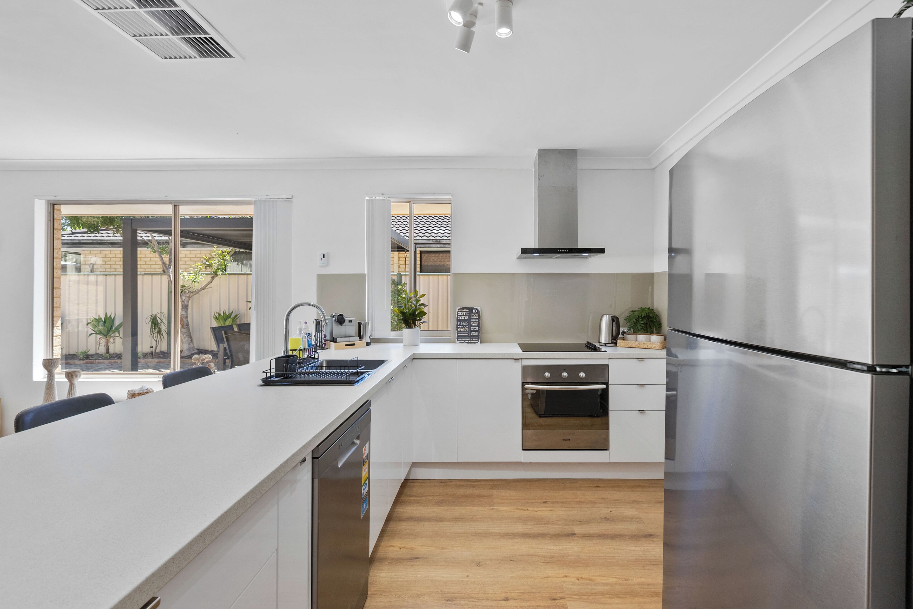 Micro-ondes, four, plaque de cuisson, lave-vaisselle