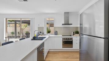 Micro-ondes, four, plaque de cuisson, lave-vaisselle