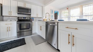 Unclassified image, 3 of 44, button - Charming 3-bedroom house with AC in Sunny Venice... High End Pool/Fenced in yard (Venice)