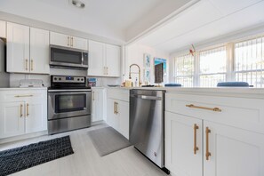 Microwave, oven, stovetop, dishwasher - Charming 3-bedroom house with AC in Sunny Venice... High End Pool/Fenced in yard (Venice)
