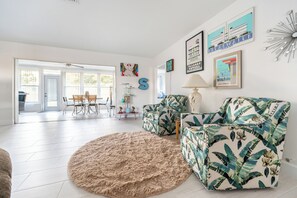 Interior - Charming 3-bedroom house with AC in Sunny Venice... High End Pool/Fenced in yard (Venice)